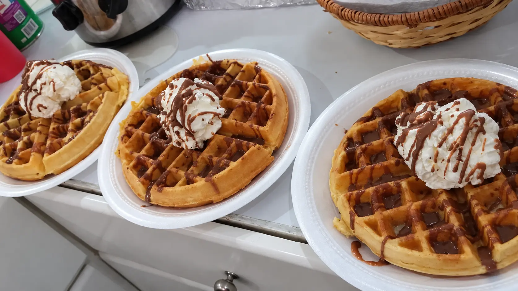 Waffles con helado y chocolate
