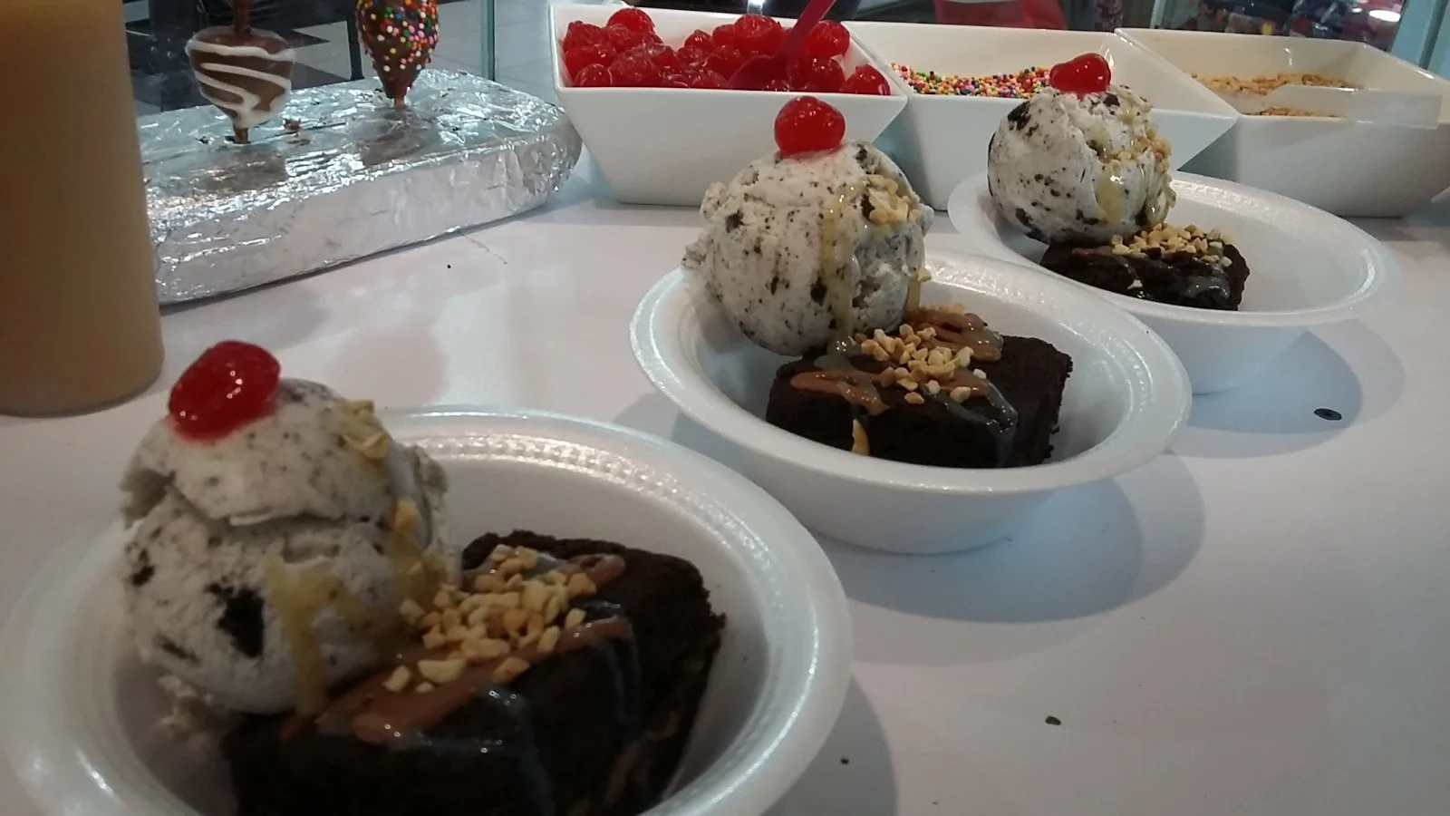 Postres de chocolate y helado listos para compartir