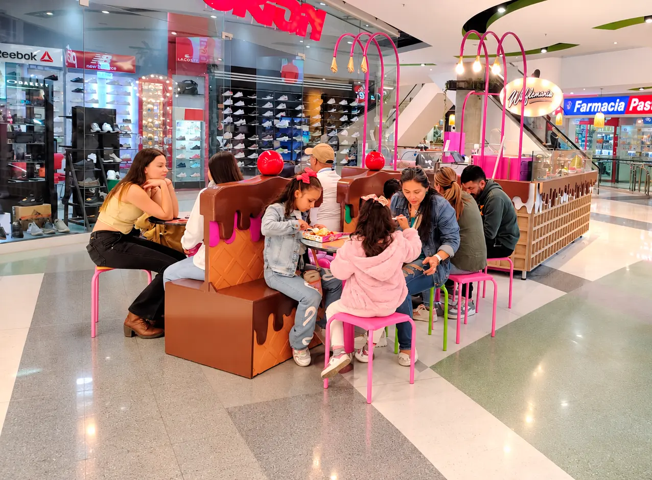 Familias compartiendo waffles