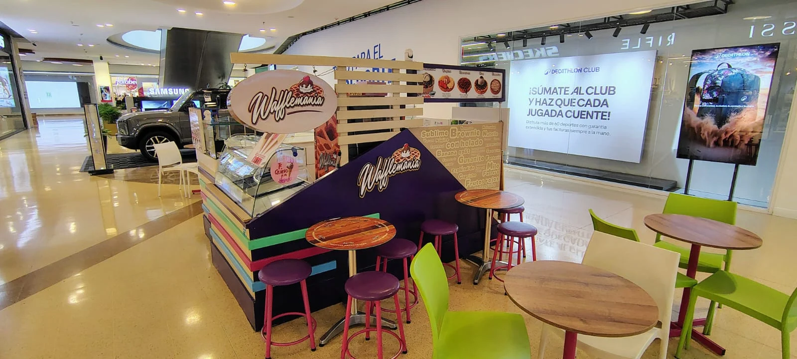 Mesas y sillas junto a la estación Wafflemania