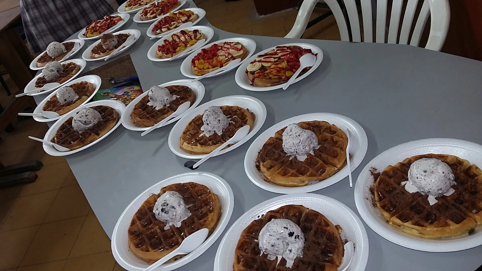 Mesa de waffles con helado en un evento