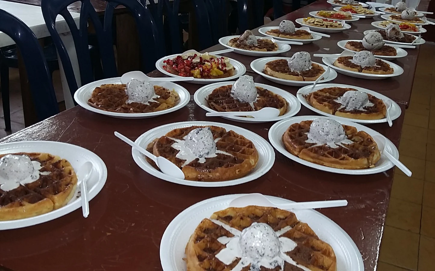 Waffles servidos en platos para un evento