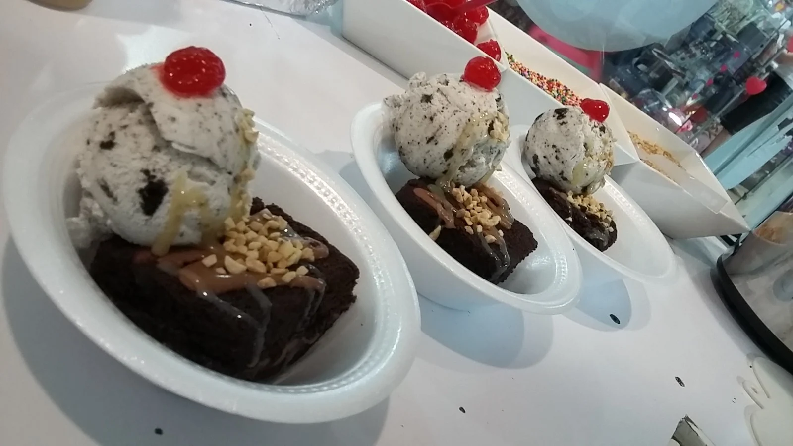 Postres de chocolate con helado