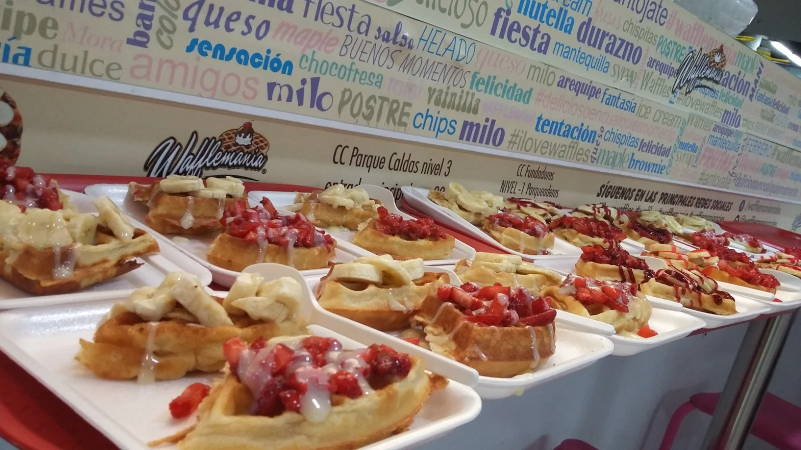 Mesa de waffles con fresas y frutas